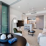 Stylish 1Br Retreat With Stunning High-Rise Views