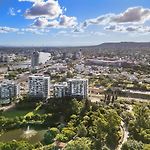 Stylish Roma Parklands Retreat - Stunning Park Views From Every Room, Heated Pool, Gym, Private Carpark, Suncorp Stadium, 10 Min Walk To Cbd