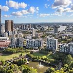 Stylish Roma Parklands Retreat - Stunning Park Views From Every Room, Heated Pool, Gym, Private Carpark, Suncorp Stadium, 10 Min Walk To Cbd