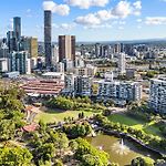 Stylish Roma Parklands Retreat - Stunning Park Views From Every Room, Heated Pool, Gym, Private Carpark, Suncorp Stadium, 10 Min Walk To Cbd
