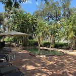 Leafy Studio Retreat Near Shops Motorway Access By Custom Bnb Hosting