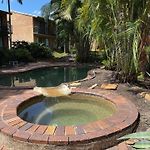 Leafy Studio Retreat Near Shops Motorway Access By Custom Bnb Hosting