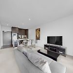 Elegant Urban Hideaway - Private Luxury Residential Apartment, Walk To South Bank & Free Carpark