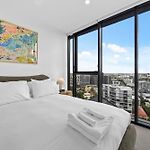 Stylish Apt With Stunning Views, Pool, Gym & Parking
