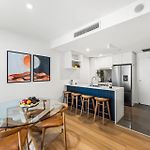 South Brisbane Unit With Parking And Pool