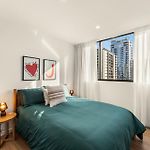 South Brisbane Unit With Parking And Pool