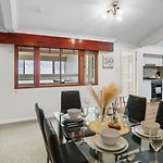 Coastal Wynnum Home Near Plaza And City Connections