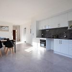 Affordable Private 1Br Parking Aircon Near Train