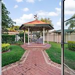 Modern 4B Family-Friendly Home In Robertson Qld