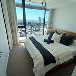 Penthouse-Top Floor With Pool & City Views