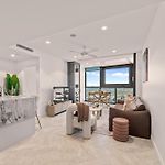 Queen\'S Wharf | Skyline Getaway | Pool + Views