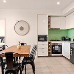 The Plaza |2 Bed • Bright & Comfy • Pool • Parking