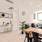 The Plaza |2 Bed • Bright & Comfy • Pool • Parking