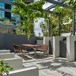 Bridge Views - Sleeps 8 - Cbd - Pool, Gym & Parking