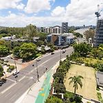 Modern 2Br Apartment On Coronation Drive, Toowong