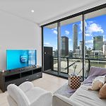Modern 2Br With River View & Free Parking!