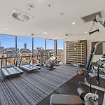 Elevated Cbd Living 2Br With Skyline Views