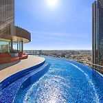 Elevated Cbd Living 2Br With Skyline Views