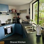 Nicole Guest House - Private Room & Bathroom - 6Kms From City
