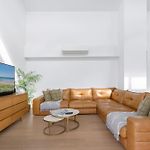 Hidden Oasis! 2Bed/2Bath/1Car ~ 5Mins To Cbd