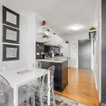 Retro Chic Vibes, Tropical Pool & Prime Location