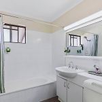 Leafy Studio Retreat Near Shops Motorway Access By Custom Bnb Hosting