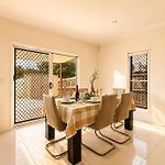 5Br Family Home - Ev Car Point At Home, 2 Master Suites - Near Sunnybank, Qeii, Qsac And Griffith Uni