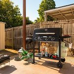 5Br Family Home - Ev Car Point At Home, 2 Master Suites - Near Sunnybank, Qeii, Qsac And Griffith Uni