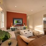 5Br Family Home - Ev Car Point At Home, 2 Master Suites - Near Sunnybank, Qeii, Qsac And Griffith Uni