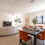 Premium 3Br Top Floor Apartment With Parking, Ev Friendly & Views