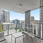 Spacious 2Br Apt On Fish Lane With Pool And Parking!