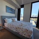 Stunning City & River Views Rooftop Pool Gym