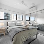 Spacious 2Br Apt On Fish Lane With Pool And Parking!