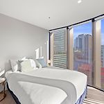 Elevated Cbd Living 2Br With Skyline Views