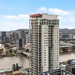 Central City Apt With King Bed, Pool, Gym And Sauna