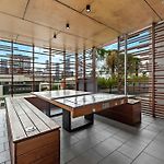 Stylish South Bank Apt With King Bed, Pool And Balcony