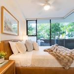 Luxe Retreat - Airport 13 Mins, Free Parking, Train, Bus, Shops & Parks Nearby