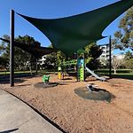 Luxe Retreat - Airport 13 Mins, Free Parking, Train, Bus, Shops & Parks Nearby