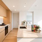 Milton Oasis Level 16- Luxury Apt Near Milton Station