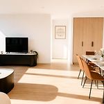 Milton Oasis Level 16- Luxury Apt Near Milton Station