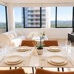 Milton Oasis Level 16- Luxury Apt Near Milton Station