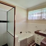 Walk To Market Square And Garden City! Macgregor