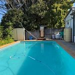 Family Retreat Pool Games Bbq Near Brisbane Cbd