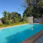 Family Retreat Pool Games Bbq Near Brisbane Cbd