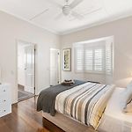 Modern Twist And Old World Charm - 3Bed-2Bath-2Car