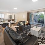 Huge Courtyard Apartment With Free Parking - Walk To Hsw, James St And Valley Mall