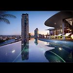 Luxury Sky-High Cbd Apt With Pool, Gym, Parking