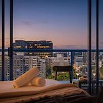 Modern Cbd Studio W/ Balcony Views | Pool & Gym