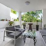 Spacious Comfortable Unit With Free Parking & Pool