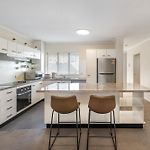 Huge Courtyard Apartment With Free Parking - Walk To Hsw, James St And Valley Mall